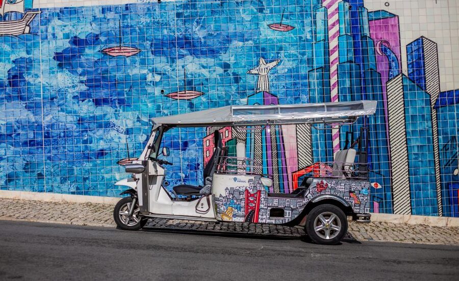 Lisbon: 2h Old Lisbon Tuk Tuk Tour - Lisbon Cathedral: a photo stop that sets the tone