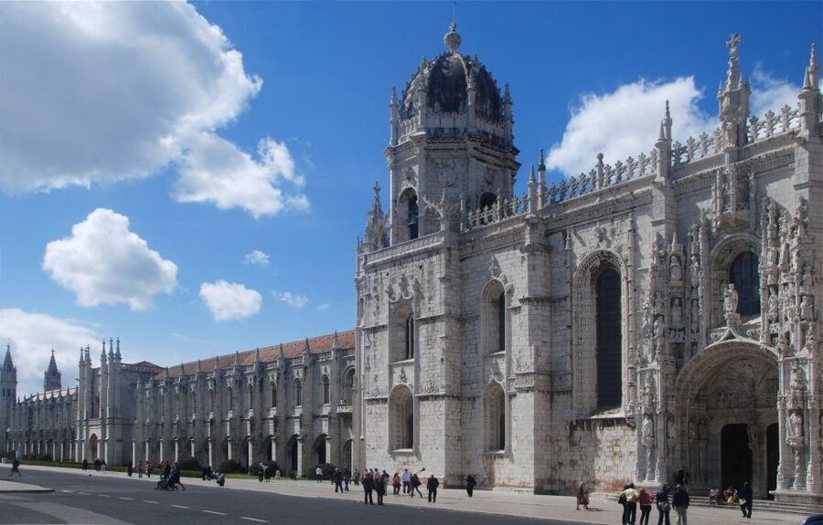 Lisbon: Discovering Belém Tuk Tuk Tour - Jerónimos Monastery: big scale, beautiful church focus