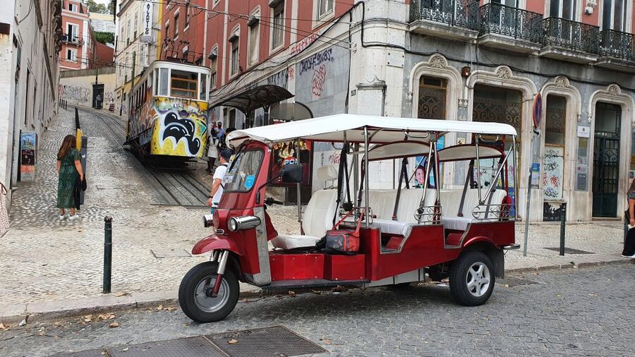 Lisbon: Electric Tuk Tuk Private Tour of the Seven Hills - Price and value: what $114 buys in 2.5 hours