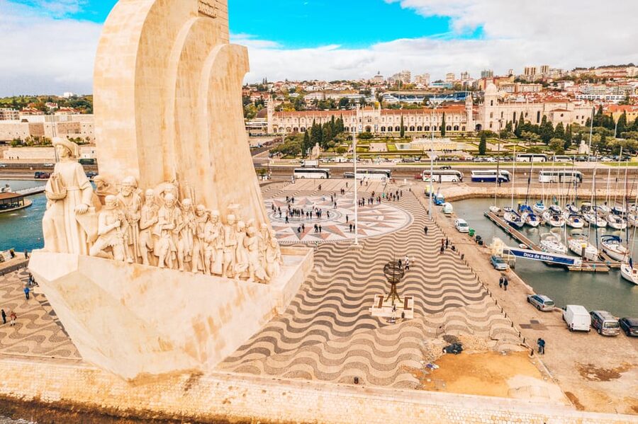 LISBON GRAND EXPERIENCE Tuktuk Tour in German - Alfama and Portas do Sol: where cobblestones slow you down