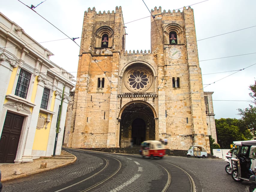 LISBON GRAND EXPERIENCE Tuktuk Tour in German - Bairro Alto and Carmo Convent: short stops that still teach you things