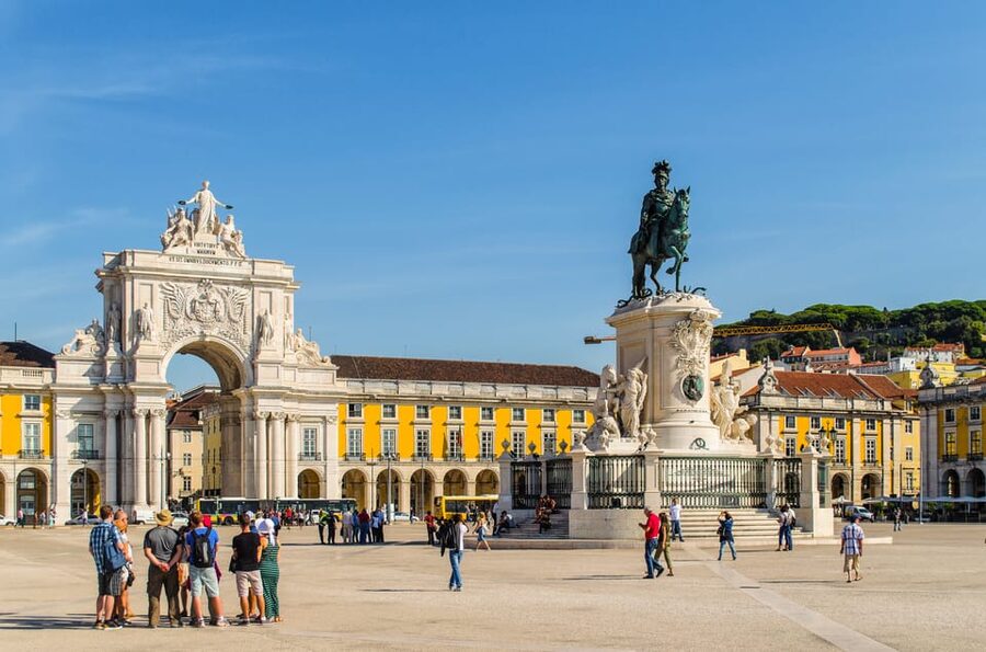 LISBON GRAND EXPERIENCE Tuktuk Tour in German - Estrela Basilica: a calm pause in the middle of a busy day
