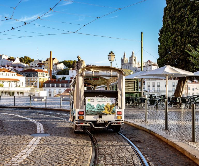 Lisbon: Guided Tuk-Tuk Tour Along the Historic Tram Line 28 - São Pedro de Alcântara: panoramas that frame Saint George Castle