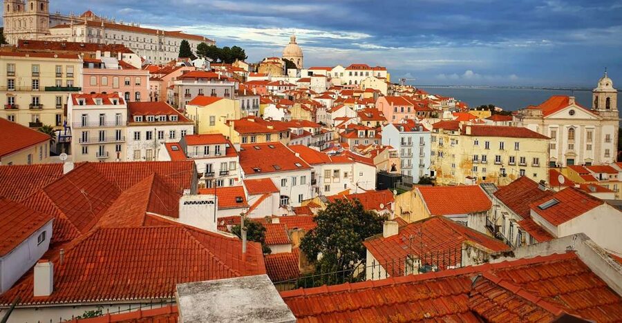 Lisbon: Old Town TukTuk Tour and Scenic Viewpoints in Alfama - Lisbon Cathedral and Church of Saint Anthony: start strong with the classics