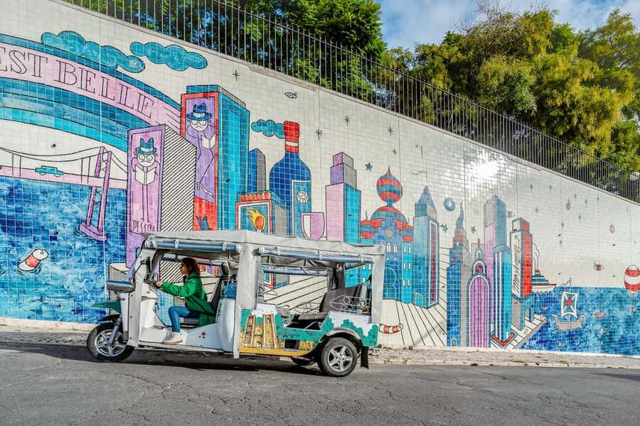 Lisbon on a Tuk Tuk Tour: History & Viewpoints - Central Lisbon highlights: Rossio, Chiado, and the squares that guide your route