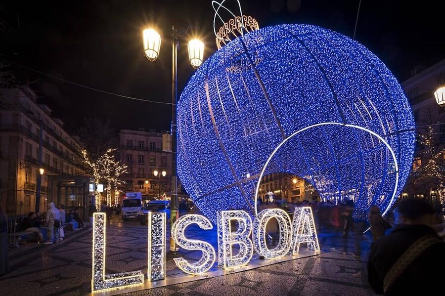 Lisbon: Private Christmas Lights Tour by Eco Tuk Tuk - San Pedro de Alcântara viewpoint: the photo moment you’ll want