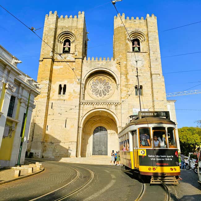 Lisbon: Private city tour by tuktuk alfama up to 90 min - Key things to know before you go