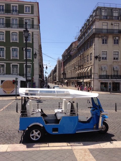 Lisbon: Private Guided Tour of Historical Center by Tuk Tuk - Praça do Comércio and Praça do Município: the big-sight anchors