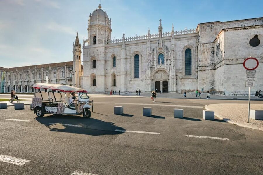 Lisbon: Private Guided Tuk-Tuk Tour with Hotel Pickup - São Vicente de Fora and the Cathedral-to-Monastery Flow