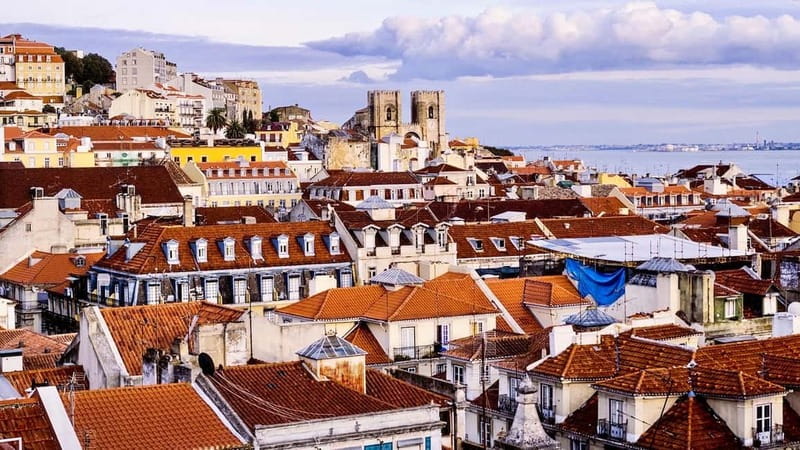 Lisbon: Private Guided Tuktuk Tour With History - Miradouro da Senhora do Monte: the long look from higher up