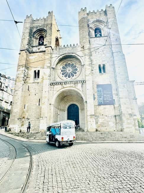 Lisbon: Private Sightseeing Tour by TukTuk - Lisbon Cathedral in Largo da Se: an old core you can build on