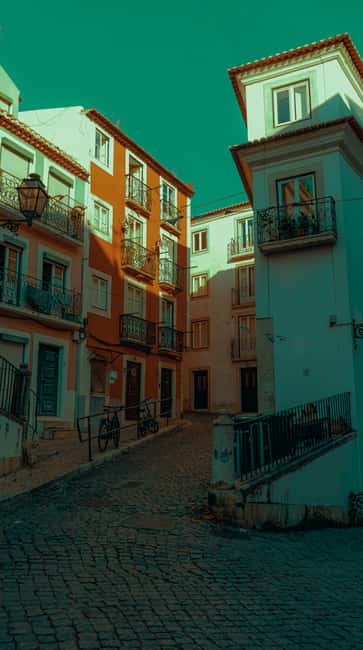 Lisbon: Private Tuk-Tuk Tour of Old Town & Scenic Viewpoints - Guides Make or Break It: Live Commentary and Photo Skills