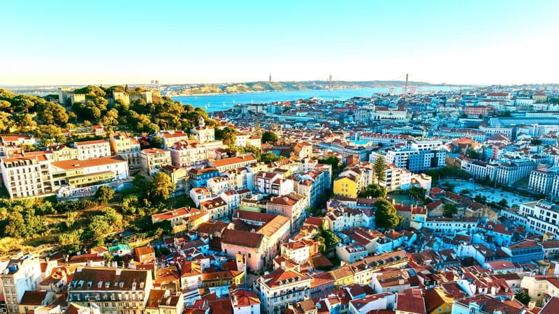 Lisbon: Private Tuktuk Tour with History & Music - The guide and audio setup: clarity counts more than speed