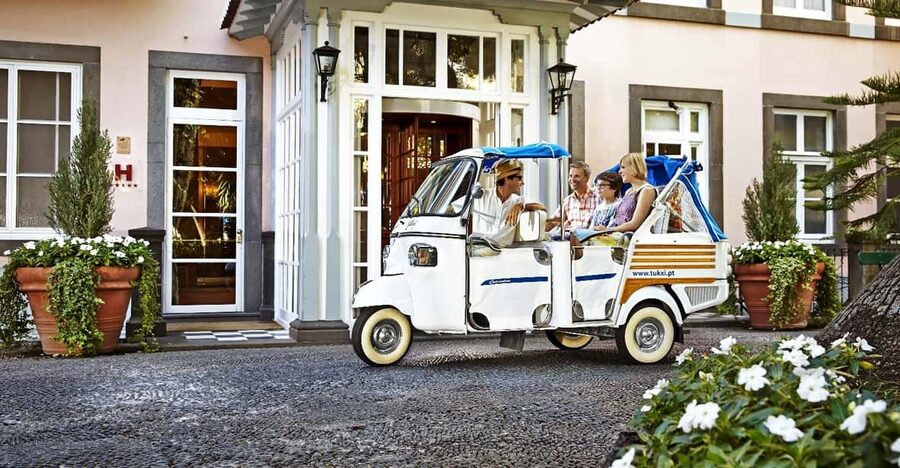 Lisbon's historic old town in a tuk-tuk in German - The viewpoint stops: Santa Luzia, Portas do Sol, and how to use them