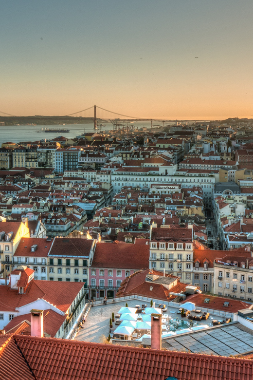 Lisbon's historic old town in a tuk-tuk in German - Mouraria: colorful streets and the Graça climb