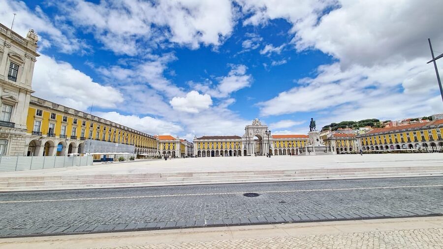 Lisbon: Tuk Tuk 2H Tour Lisbon with a Old Timer - Catedral Sé and Church of Santo António: Lisbon’s landmark core