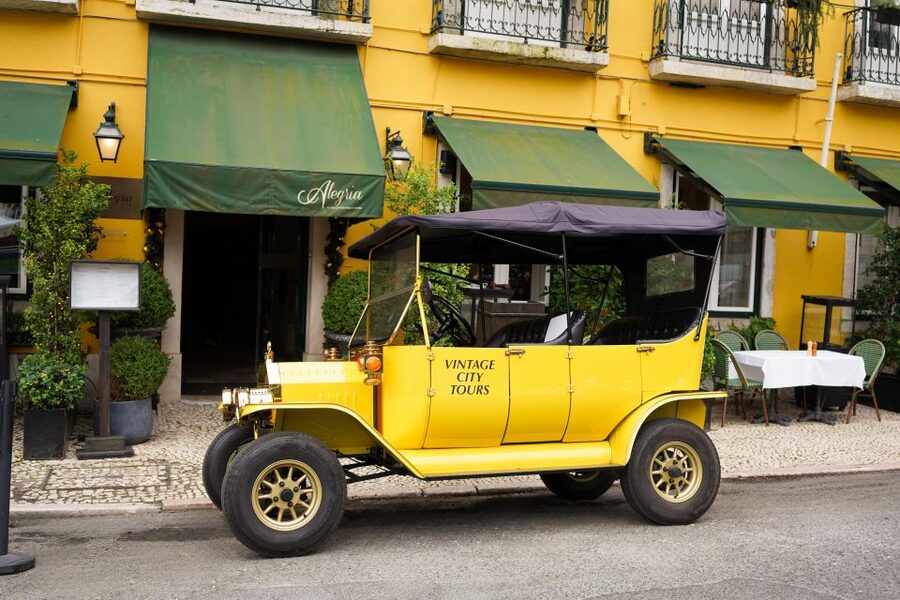Lisbon: Tuk Tuk City tour with vintage car - 1-hour option: Alfama’s cobblestone stories