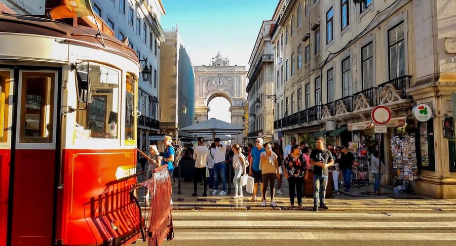 Lisbon: Tuk Tuk Hop-On Hop-Off Tour - Alfama and Lisbon Cathedral area: where the ride earns its keep