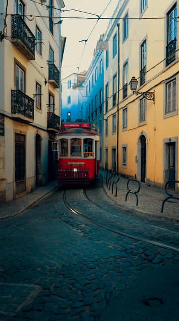 Lisbon: Tuk-Tuk Tour Historical Alfama old town private tour - How the guide personalization actually changes the tour