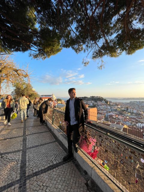 Lisbon: Tuk Tuk with hotel pick up and the best of old city - Lisbon Cathedral and the Roman Theater: a fast start with serious context