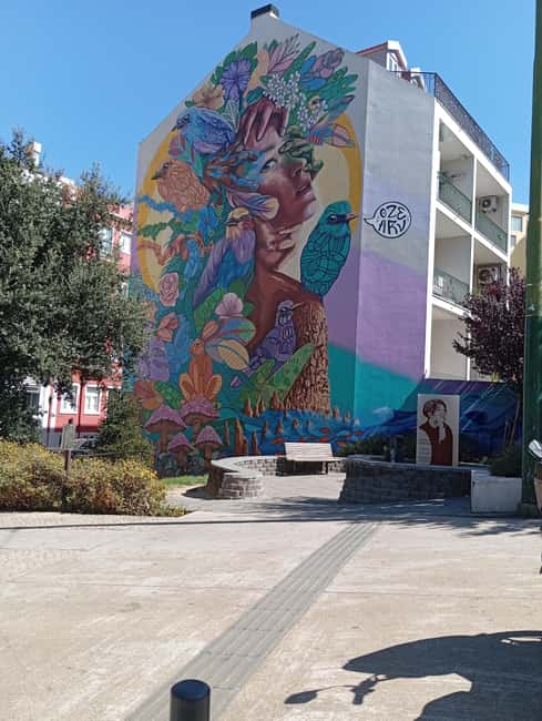 Lisbon. Tuktuk tour, Alfama & Historic city tour - Guide languages, audio support, and how it affects your comfort