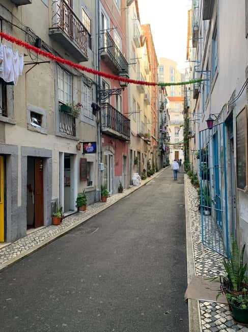 Lisbon TukTuk Tour - Smooth & Fun - Best Instagram Spots - Magic Tricks and the Guide’s Style: Fun That Actually Fits the City