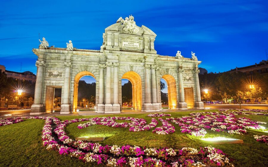 Madrid: Explore the City in an Electric Tuk Tuk - Meeting at Pl. de la Lealtad and getting your bearings fast