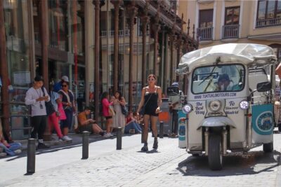 Madrid: Make your own 60 minutes tuk tuk tour - Meeting point at Calle 90: where to stand and what to look for