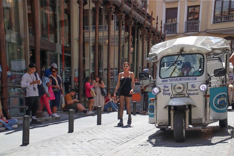 Madrid: Make your own 60 minutes tuk tuk tour - Meeting point at Calle 90: where to stand and what to look for