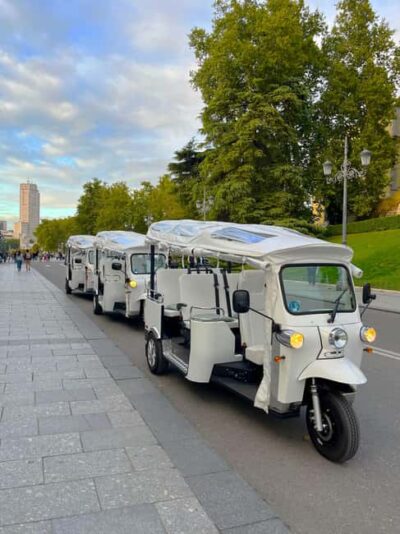 Madrid: Private Tuk Tuk Tour with Expert Guide and Panoramic Views - Why an electric tuk-tuk is the smart way to start Madrid