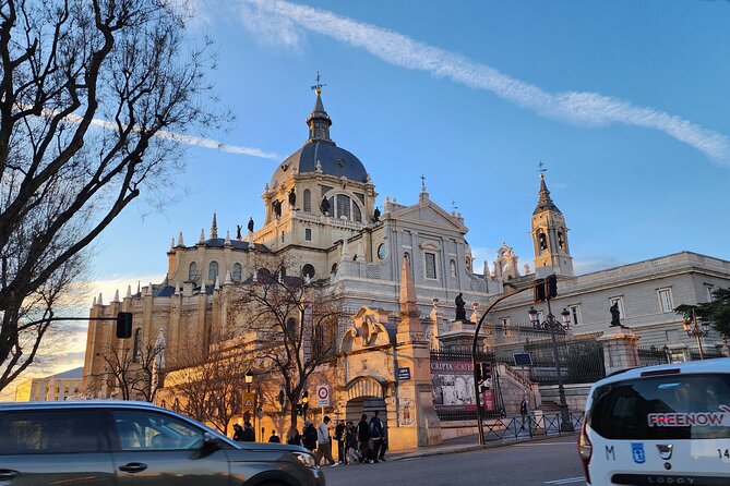Madrid Tuk Tuk & Olé Experience – Private 1.5h Cultural Tour - Puerta de Alcalá, Las Ventas, Salamanca, and the Madrid showpiece streets