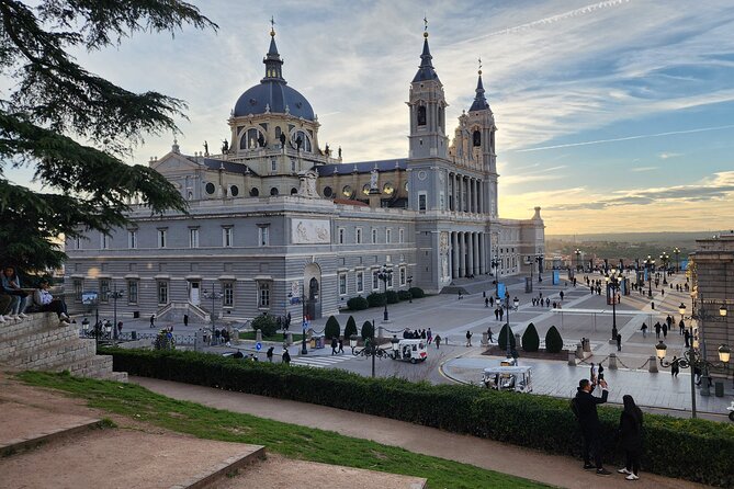 Madrid Tuk Tuk & Olé Experience – Private 1.5h Cultural Tour - Price and timing: when $167 per group makes sense