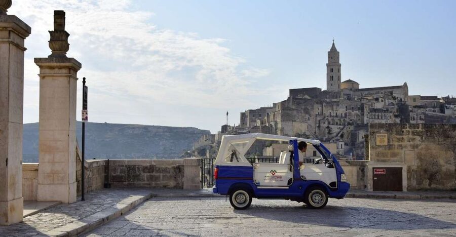 Matera: Panoramic Tuk-Tuk Tour - The descent to Sassi Barisano and Sassi Caveoso