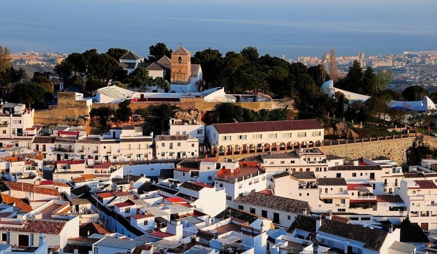 Mijas: Panoramic city tour with an electric Tuk Tuk - The viewpoint photo stop: where the altitude does the talking (5 minutes)