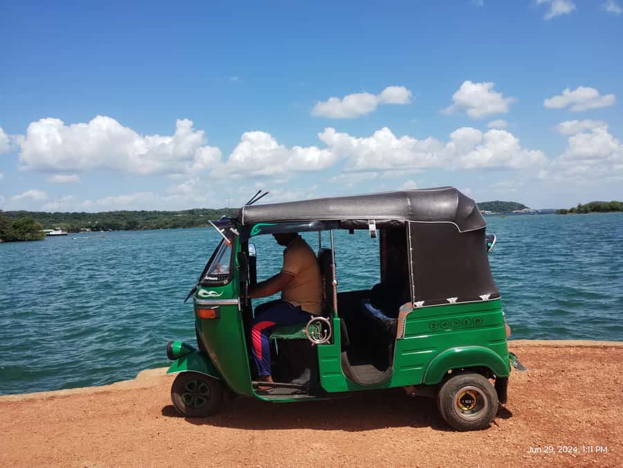 Nilaveli: Trinco City tour by Tuk Tuk - Starting in Trincomalee: a simple tuk-tuk route with a local at the wheel