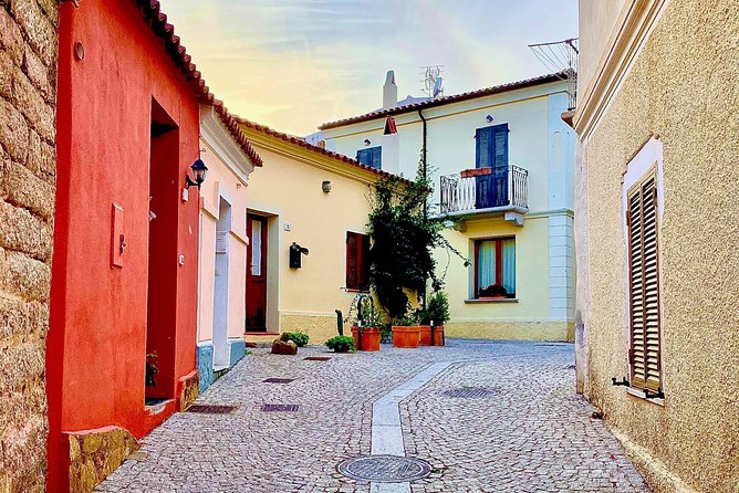 Olbia : Private Romantic Tuk-Tuk Tour - City squares and sea views: Trivenere Fountain and Piazza Crispi