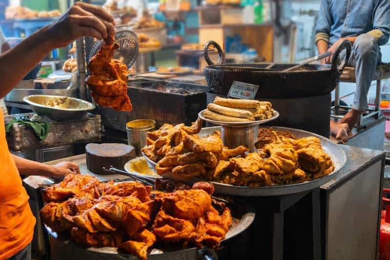 Old Delhi: Private Tour of Chandni Chowk, Tuk Tuk & Food - Jama Masjid: a Mughal masterpiece with time to look up