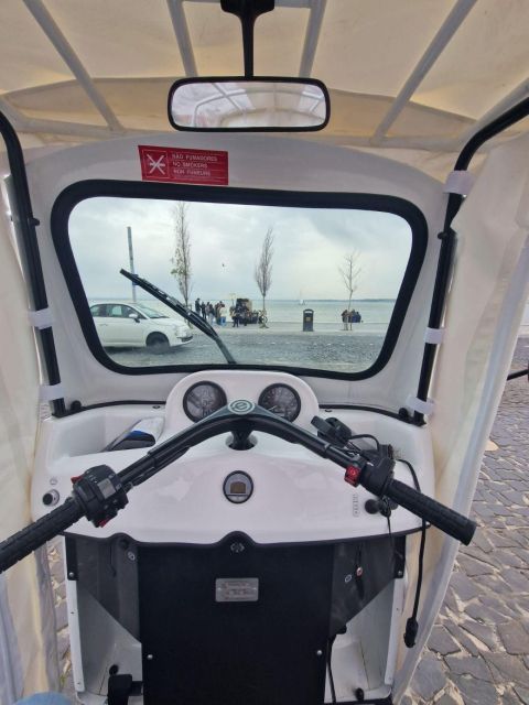 Old town of Lisbon on board of a tuk tuk- 1hour - Weather, Traffic, and the One-Hour Reality Check