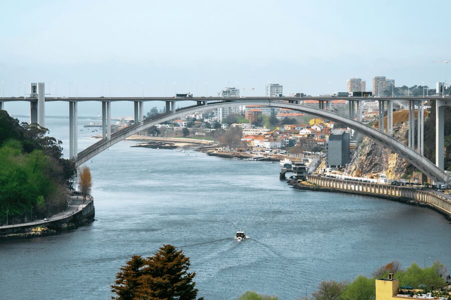 Oporto Tuk Tuk Tour: Among bridges and mysteries - 1.30h - Infante Dom Henrique Bridge: Where Old Meets Modern