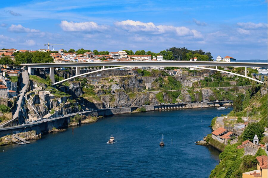 Oporto Tuk Tuk Tour: Among bridges and mysteries - 1.30h - Arrábida Bridge and the Final Stretch to the Sea