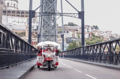 Oporto Tuk-Tuk Tour: Fast, Fun & Flexible – 1H to Full Day! - Meeting at Sé: getting oriented before you wander on your own