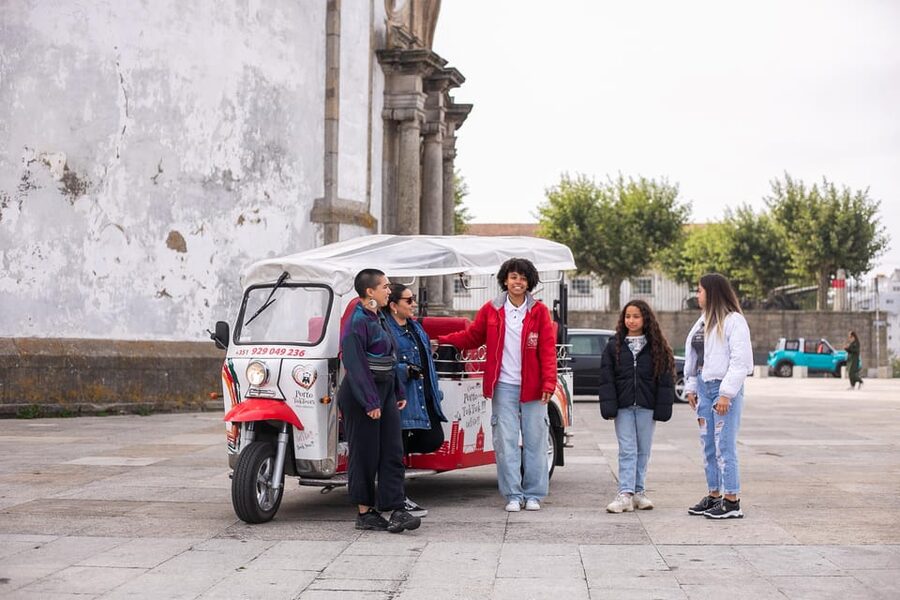 Oporto Tuk-Tuk Tour: Fast, Fun & Flexible – 1H to Full Day! - Hidden house stop: the kind of story that makes Porto feel personal