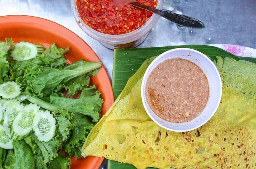 Phnom Penh: 9 Exciting Spots Evening Tuk-Tuk Tour - Night Market + dinner area: where the food part really pays off