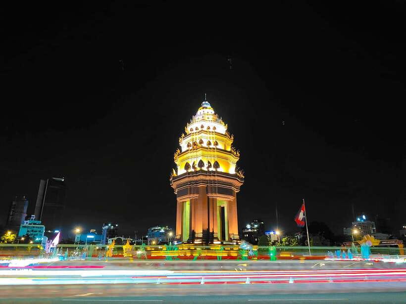 Phnom Penh: City Tour by Tuk Tuk - Central Market (Phsar Thmey): snacks, fruit, and real-life Phnom Penh
