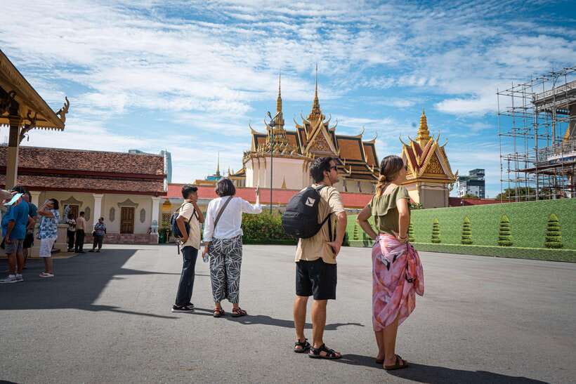 Phnom Penh: City Tour by Tuk Tuk - Wat Phnom: prayer, views from the hill, and a calm ending
