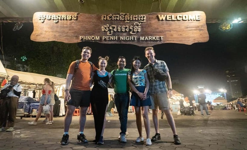 Phnom Penh: Evening City Tour by Tuk Tuk with 1 Dinner - Royal Palace at night: Khmer architecture with a guided photo walk