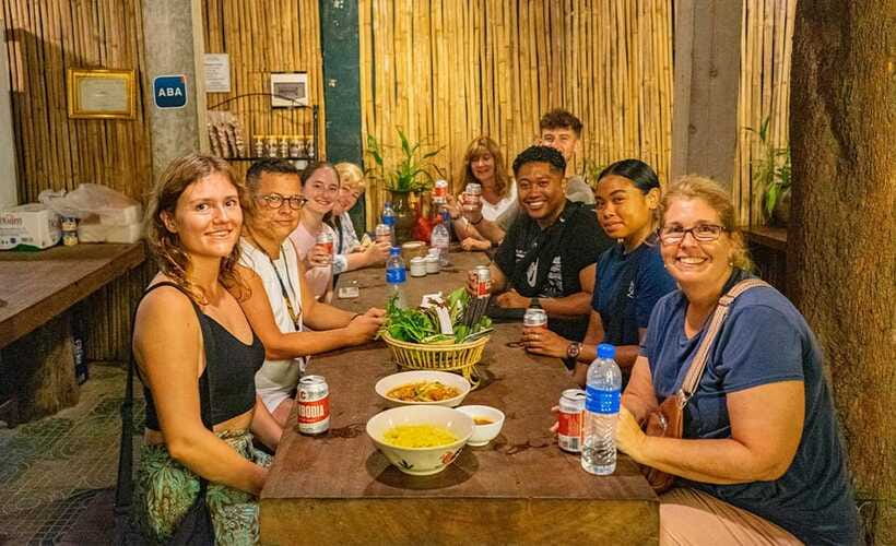 Phnom Penh: Evening City Tour by Tuk Tuk with 1 Dinner - Independence Monument and Sihanouk Statue: the national-symbol photo circuit