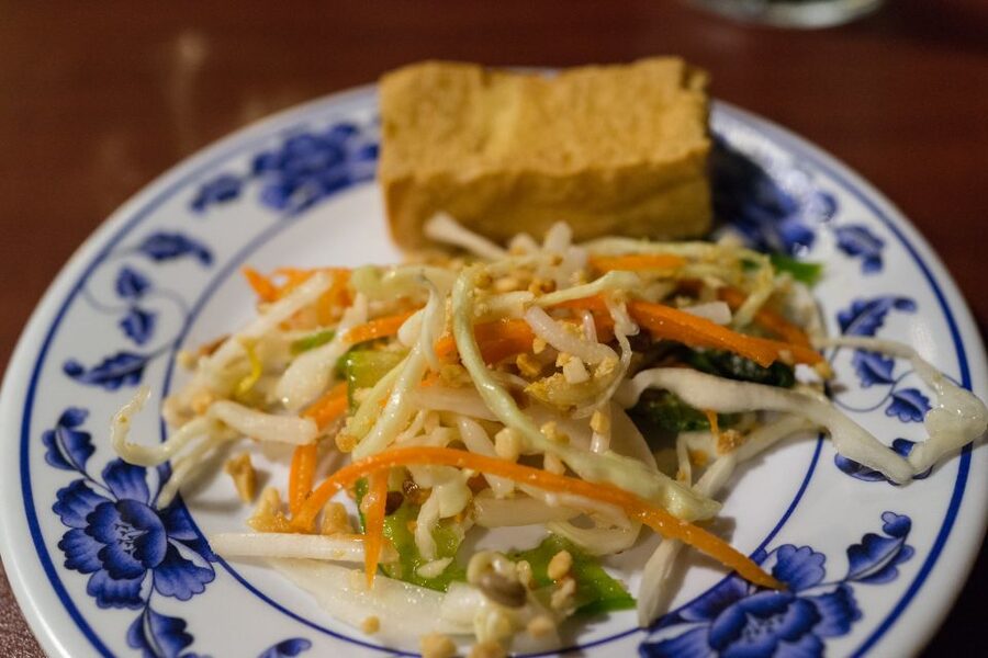 Phnom Penh: Evening Food Tour with Drinks & Tuk Tuk Included - The Royal Palace back alley and a home-cook plate