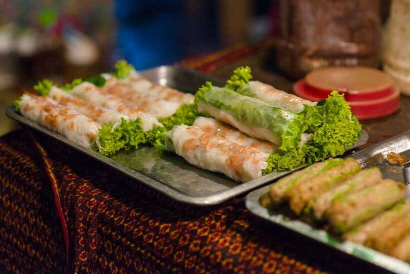 Phnom Penh: Evening Food Tour with Drinks & Tuk Tuk Included - Night market walking time: tasting while you shop