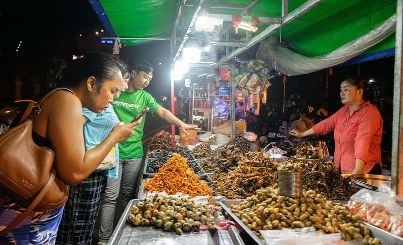 Phnom Penh: Evening Food Tour with Drinks & Tuk Tuk Included - Royal Palace street food: finish strong near the sights